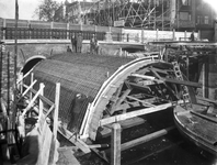 40803 Gezicht op de werkzaamheden ten behoeve van de verbreding van de Viebrug over de Oudegracht te Utrecht: wapening ...